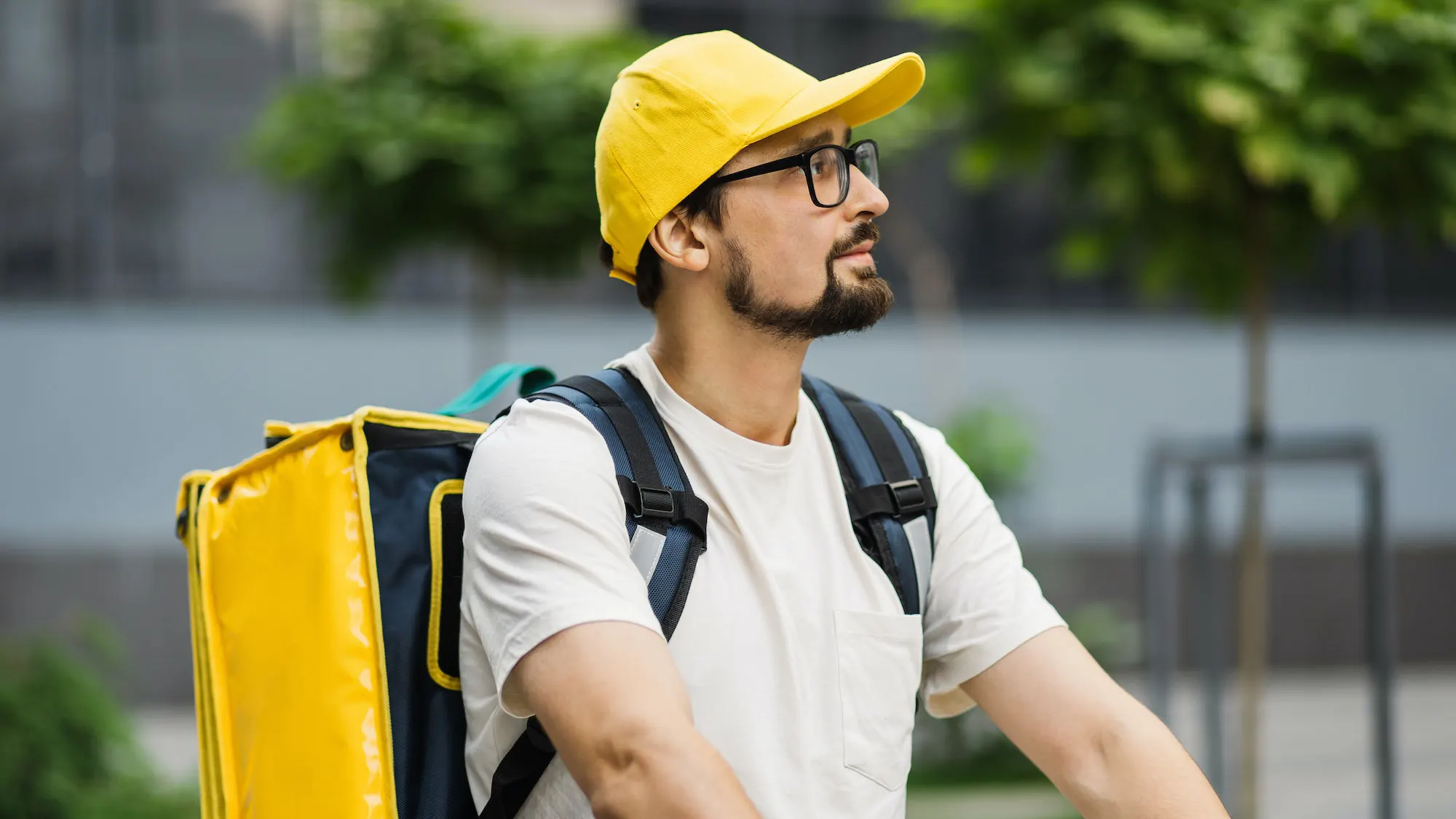 takeaway-portrait-of-delivery-boy-on-scooter-with-yellow-isothermal-backpack-